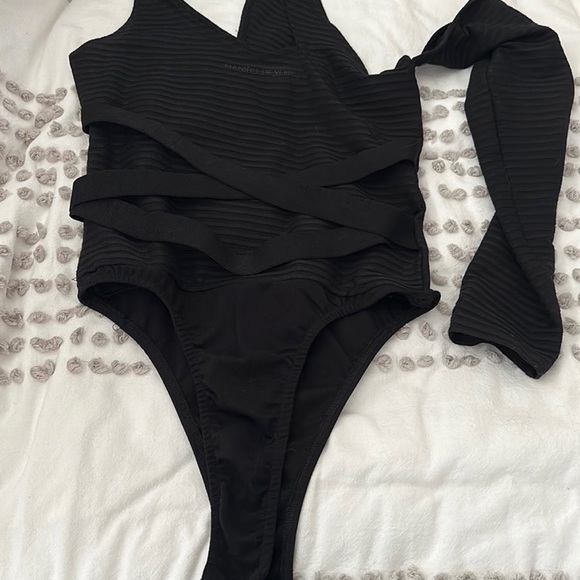 Maniere De Voir one sleeve bodysuit size US 6. BLACK - Picture 6 of 7